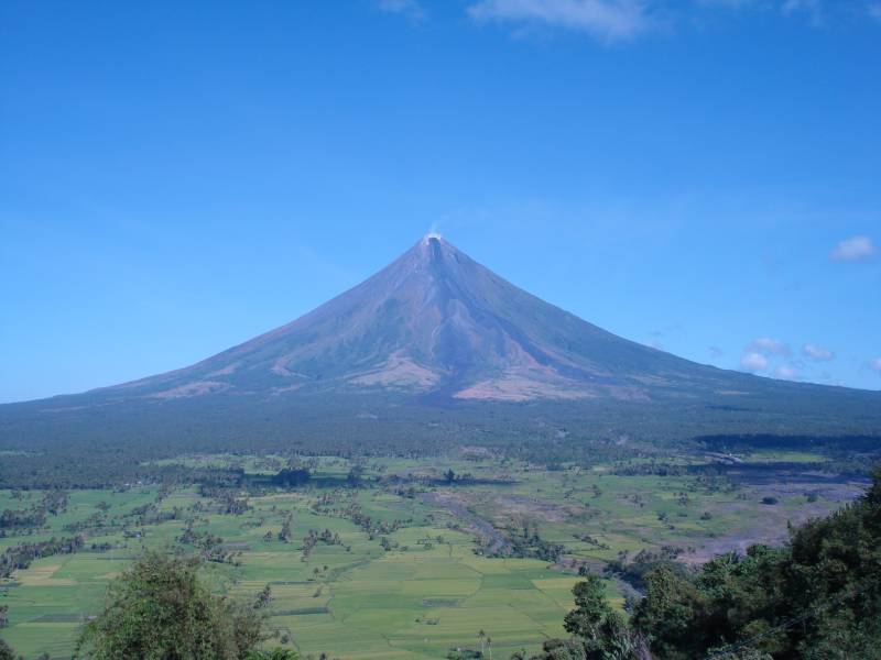 Philippines raises volcano alert level as eruptions spew ash