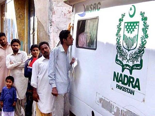 NADRA chief pays surprise visits to centres in Karachi