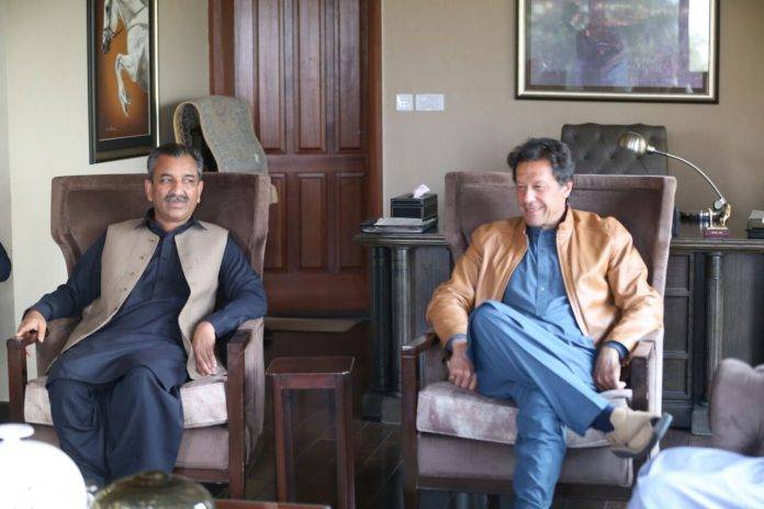 Switching camps: two PML-N Islamabad leaders join PTI