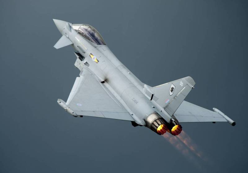 Sonic boom as fighter jets scrambled causes panic in Italy