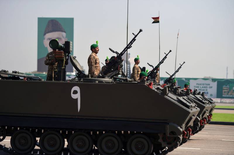 Spectacular joint military parade marks Pakistan Day