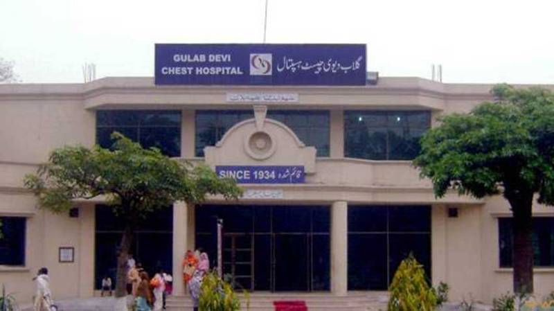 CJP visits Gulab Devi Hospital in Lahore