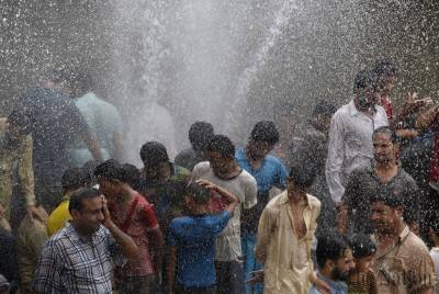 Karachiites warned of potential heatwave as temperatures soar