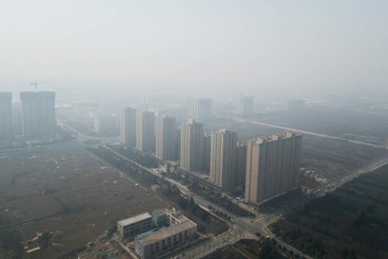 China fights big smog with big air purifier