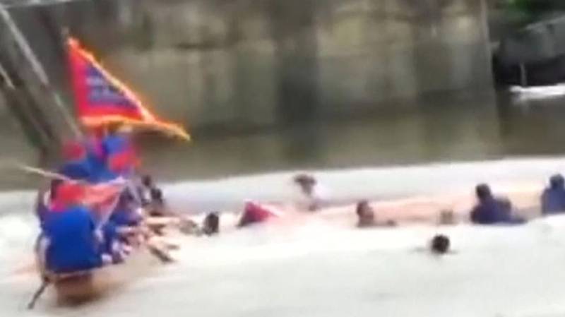 Two Chinese dragon boats capsize in river, 17 killed