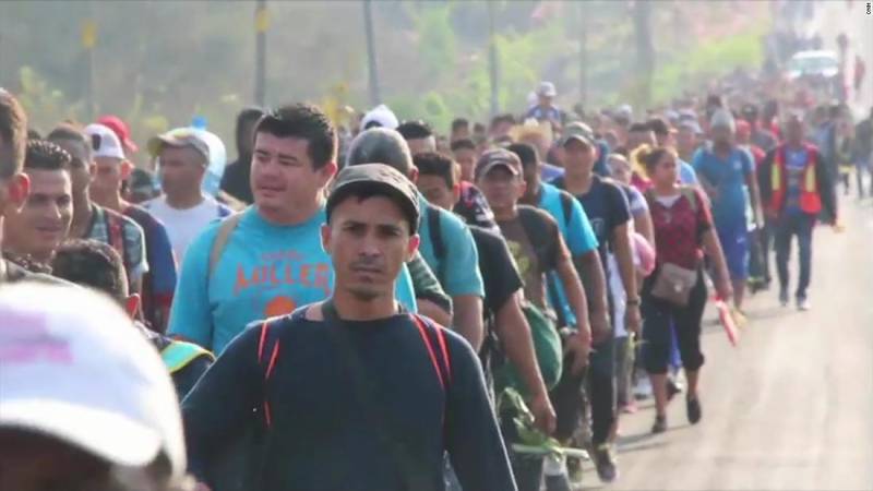 Busloads of migrants from 'caravan' arrive at US-Mexico border
