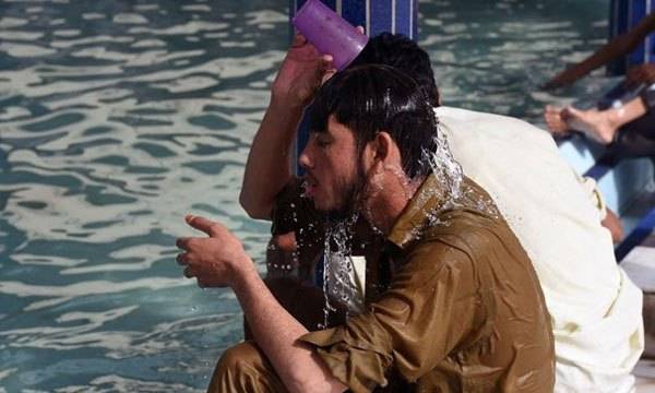 Scorching heat grips Karachi as temperature hits 44 degrees