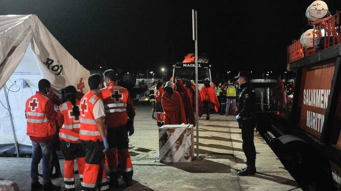 Spain rescues 476 migrants crossing Mediterranean Sea