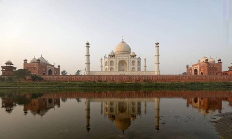 Pollution turns Taj Mahal yellow and green