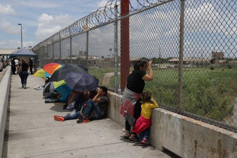 US government says it will detain migrant children with parents