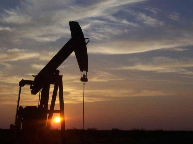 Oil falls as Saudi, Russian output rises