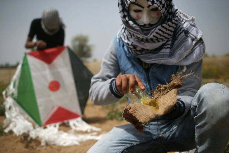 Israel tightens Gaza blockade as arson kites raise fears of war