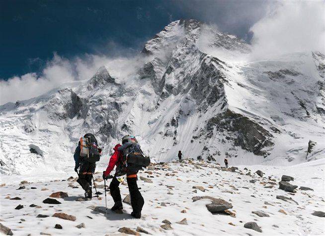 31 including two Pakistanis mountaineers summit K-2