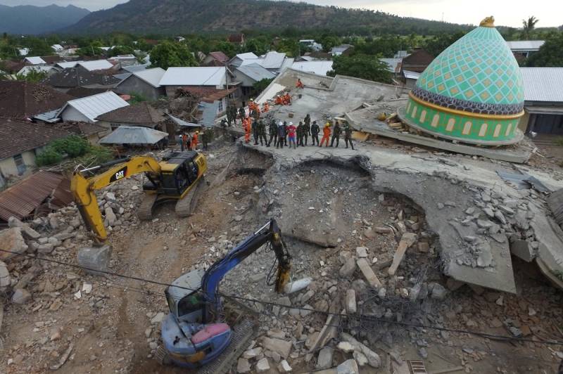 Indonesia quake death toll tops 400 as more bodies recovered