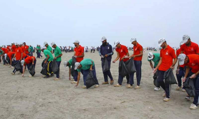 Pak Navy organise beach cleaning campaign in Karachi