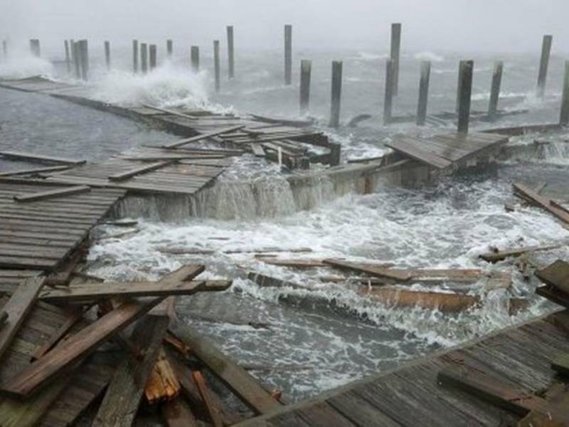 Florence turns deadly, unleashing torrential floods on Carolinas