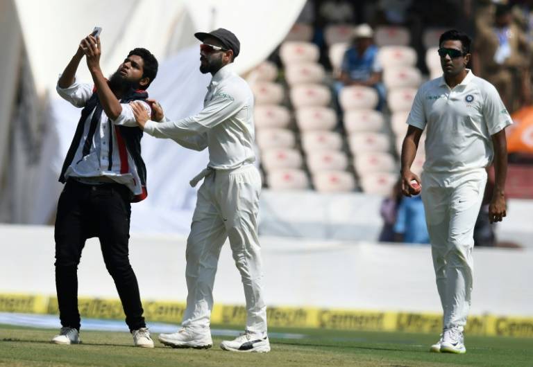 Cheeky fan rushes Kohli to get Test embrace