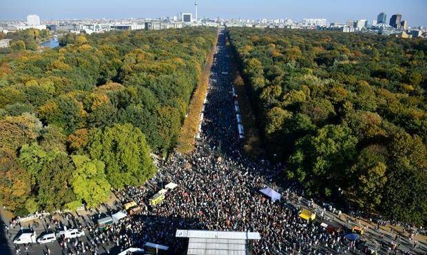 Tens of thousands stage anti-racism march in Berlin