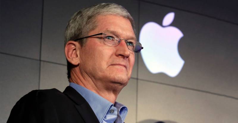 Apple CEO urges Bloomberg to retract spy chip story