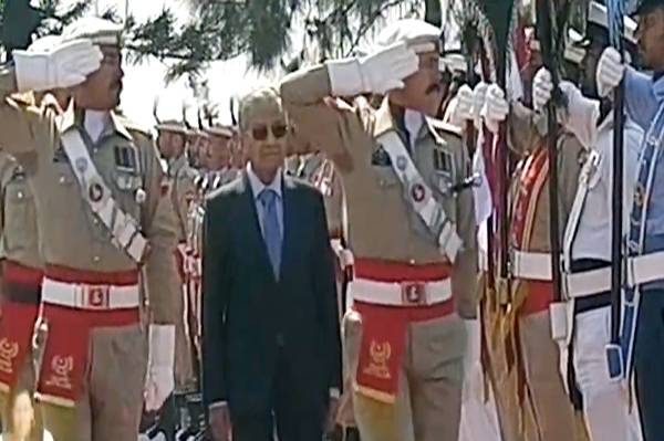 Malaysia’s Mahathir given guard of honour at PM House