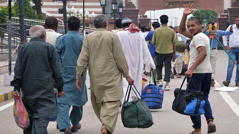 Indian fishermen arrive in Lahore after being released from Karachi