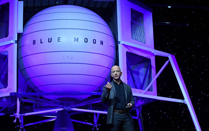 Bezos unveils Blue Origin's manned moon cargo lander concept 