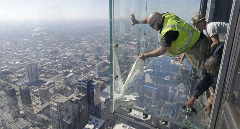 Chicago Tower skydeck cracks under visitors’ feet 