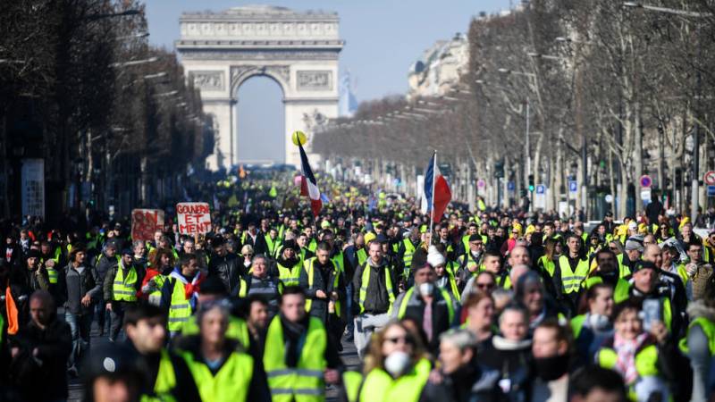 More than 100 arrested in Paris 'yellow vest' protests