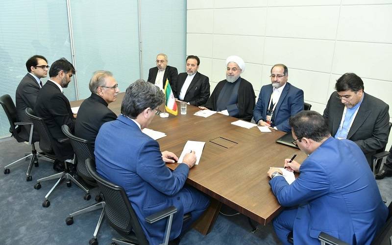 President Alvi meets Rouhani on sidelines of Baku summit