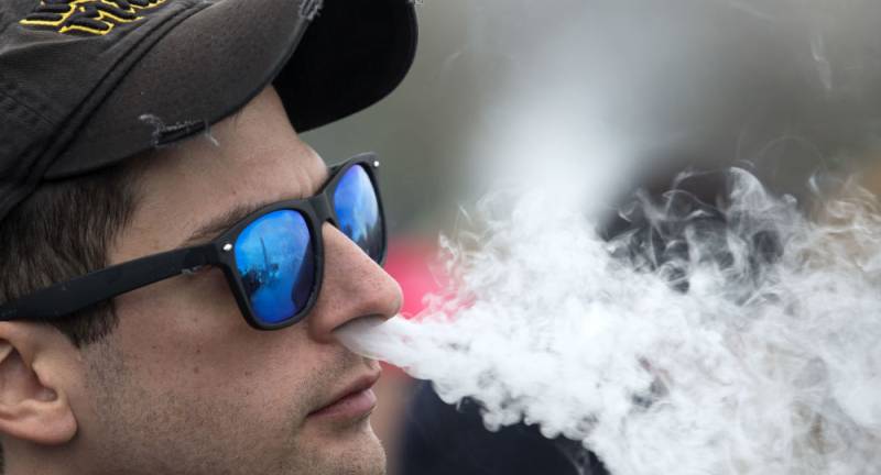 Apple bans all vape-related apps from its store as e-cigarette deaths rise