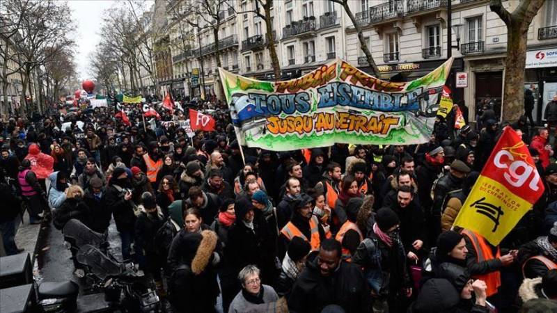 France: Massive strikes strangle Paris for 12th day