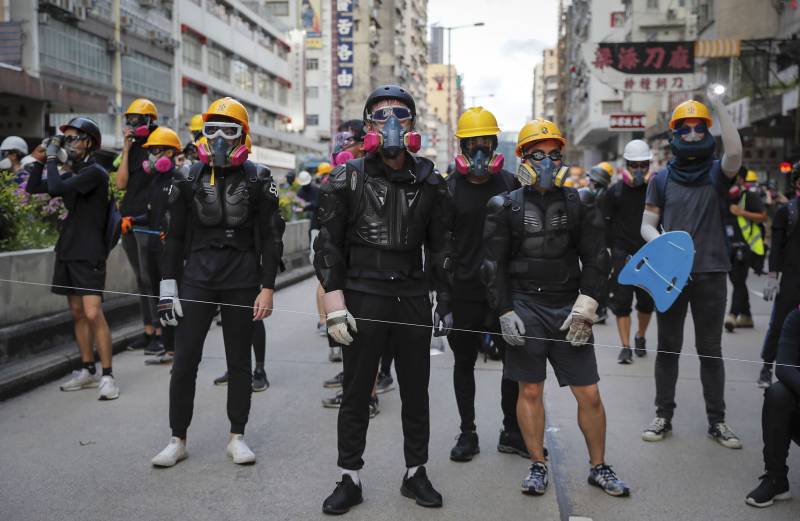 Clashes between protesters, police officers mark Christmas Eve in Hong Kong 