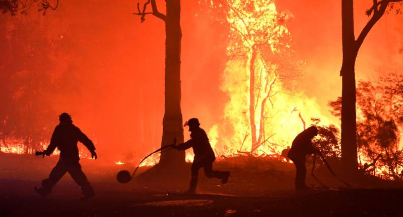 Devastating bushfires force tourists from Australian national parks