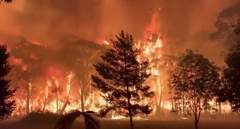 Creepy ‘devil face’ snapped within Australia's bushfires as authorities call for mass evacuations