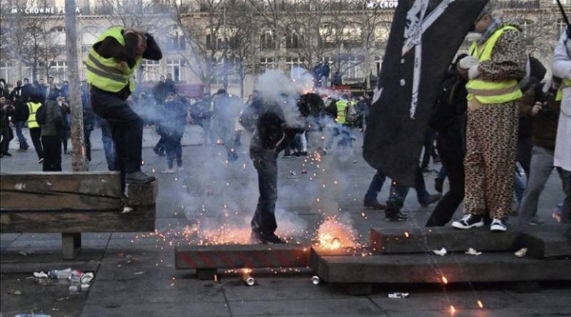 Yellow vests back out to reinforce protests in Paris 