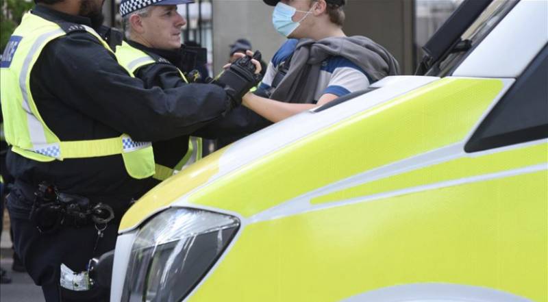 UK police, supermarkets clash over face masks 