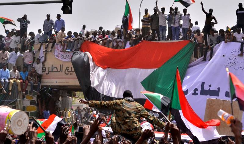 Protesters shut Sudanese port in protest of peace deal