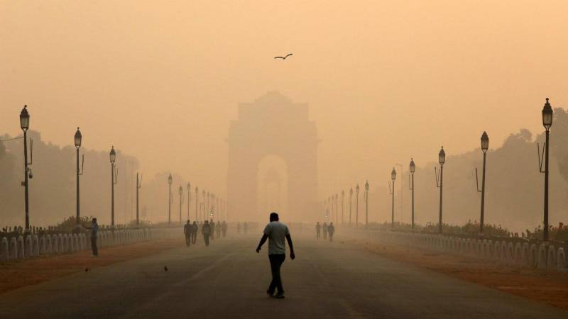 New Delhi witnesses 'devastative smog' as people suffer headaches, watery eyes