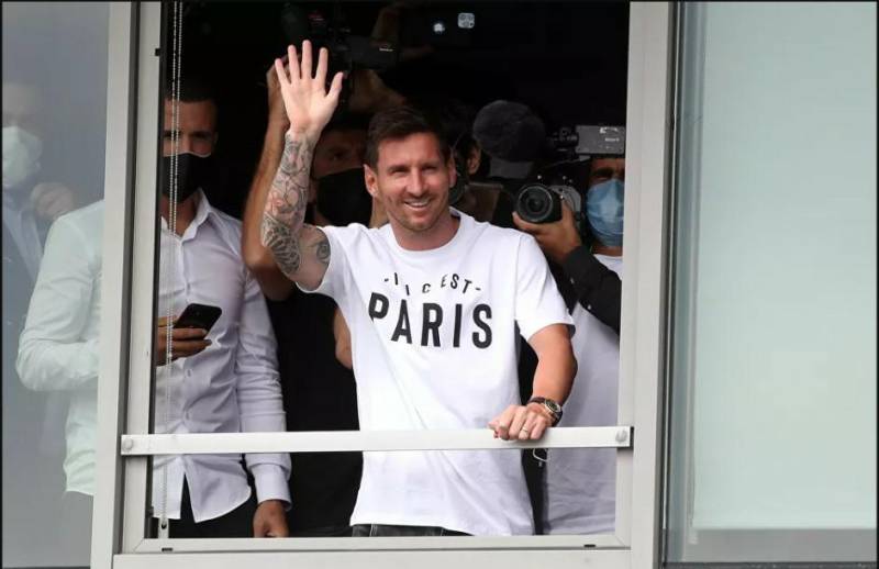 Argentine legend arrives in France to join Paris Saint-Germain after Barcelona exit