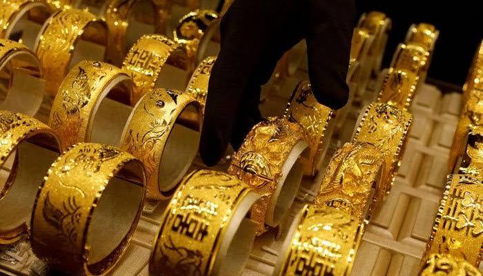 Gold prices decline by Rs 800, trades at Rs 123,800 per tola