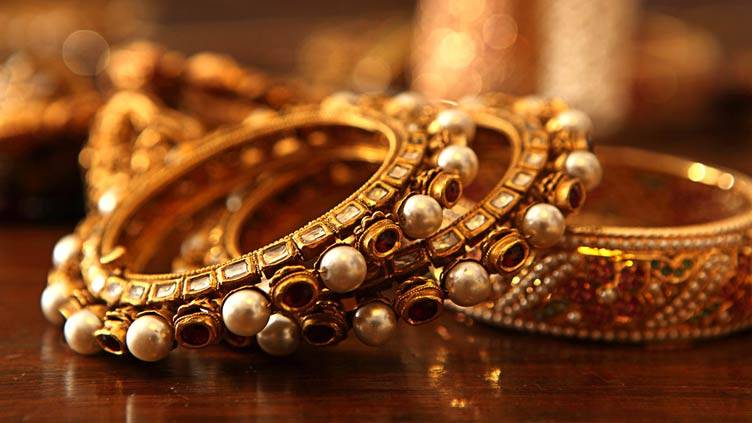 Gold prices decline by Rs 850 per tola