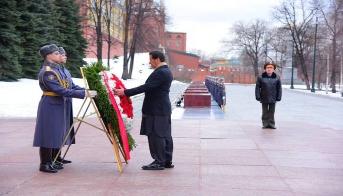 PM Khan lays floral wreath at WWII memorial in Moscow