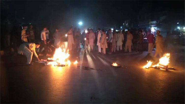 Angry residents protest against unannounced loadshedding in Lahore