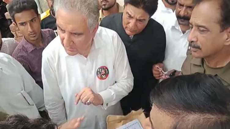 PML-N workers prevented Qureshi from entering polling station