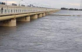 Indus flood flow passing through Dadu-Moro bridge