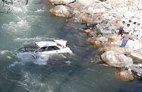 Car drowns in Malir river Karachi
