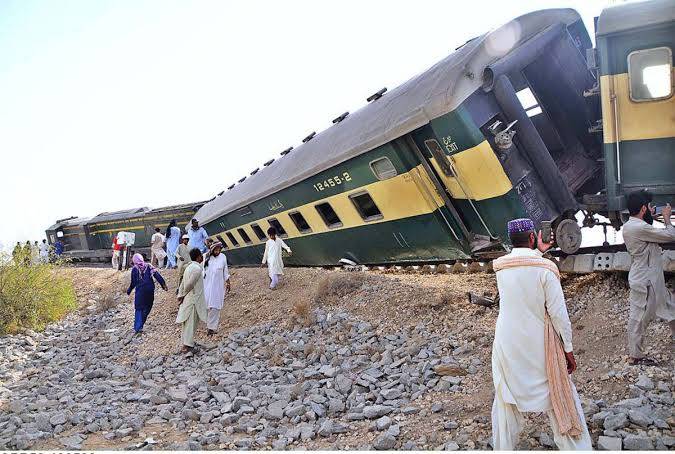 Train derails near Shahdadpur
