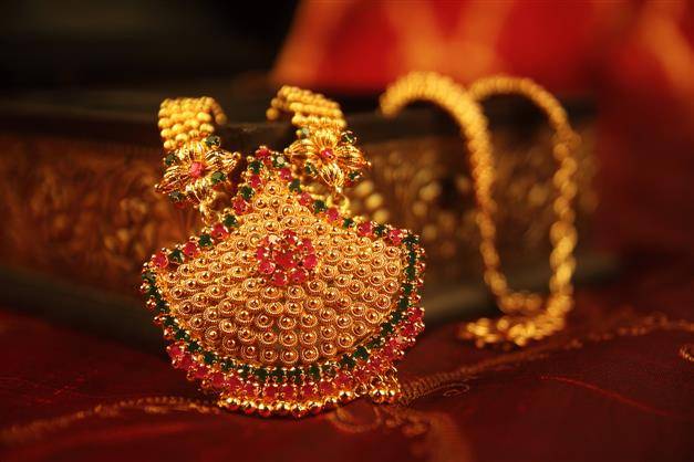 CAA empoyee returns bag containing precious jewellery to owner