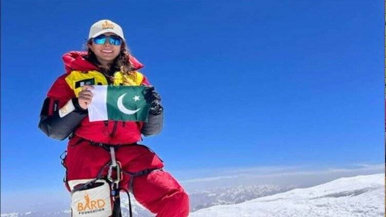  Pakistani mountaineer Naila Kiani markes history by summiting Mount Everest
