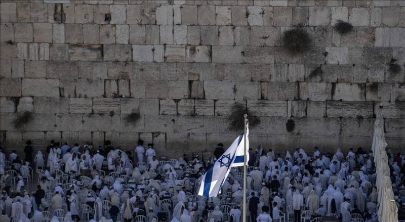 Israeli settlers storm Al-Aqsa complex in Jerusalem to mark Jewish New Year